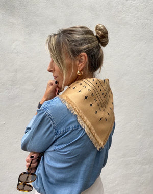 Dark Hampton x Ellie Compton THE HOLDENBeige scarf with black patterns