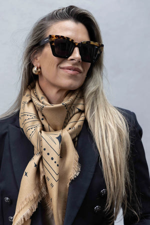 Dark Hampton x Ellie Compton THE HOLDENBeige scarf with black patterns