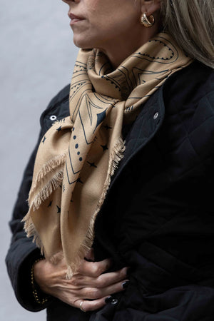 Dark Hampton x Ellie Compton THE HOLDENBeige scarf with black patterns
