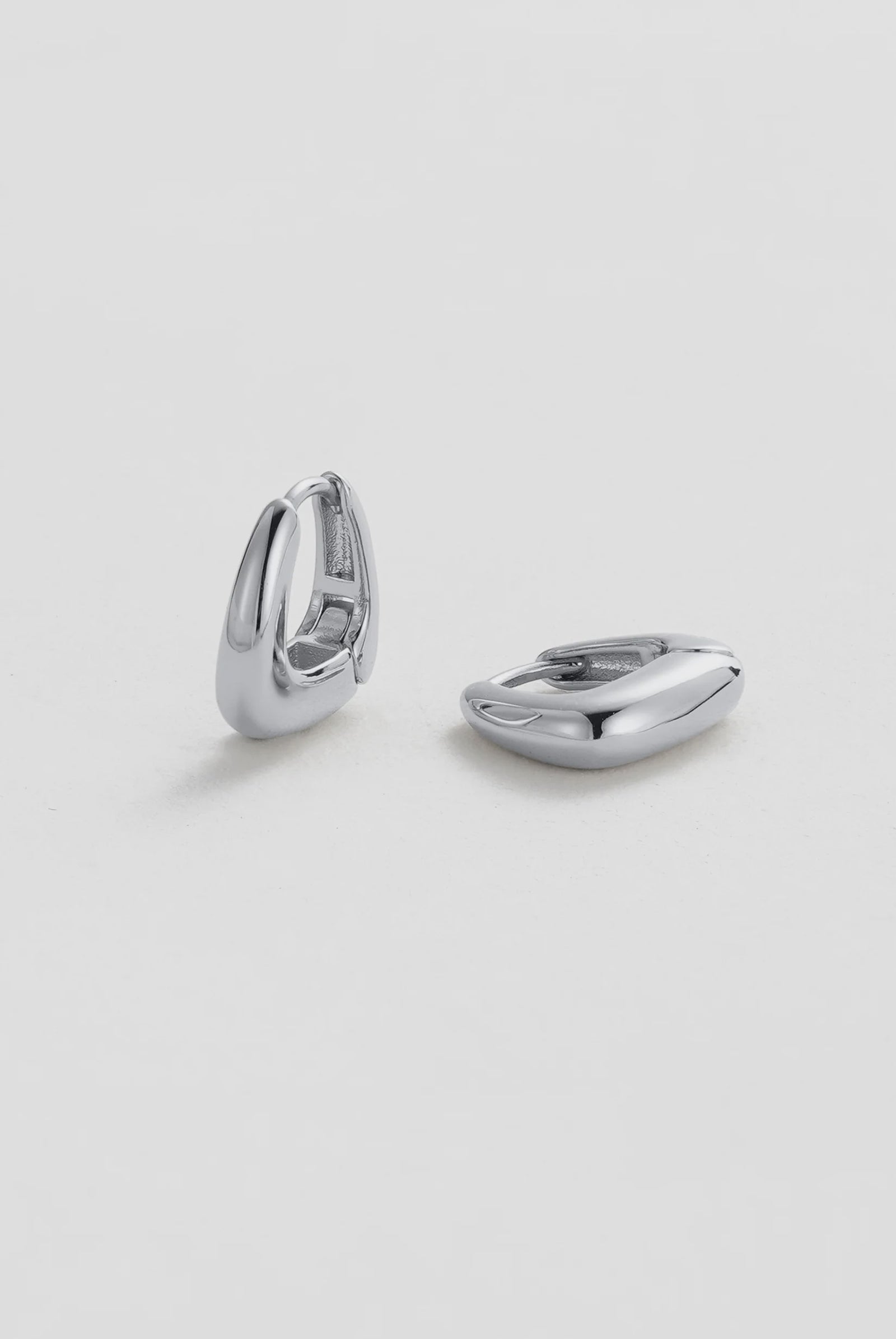 ZAFINO Neve Huggie - Silver - Earrings 7700