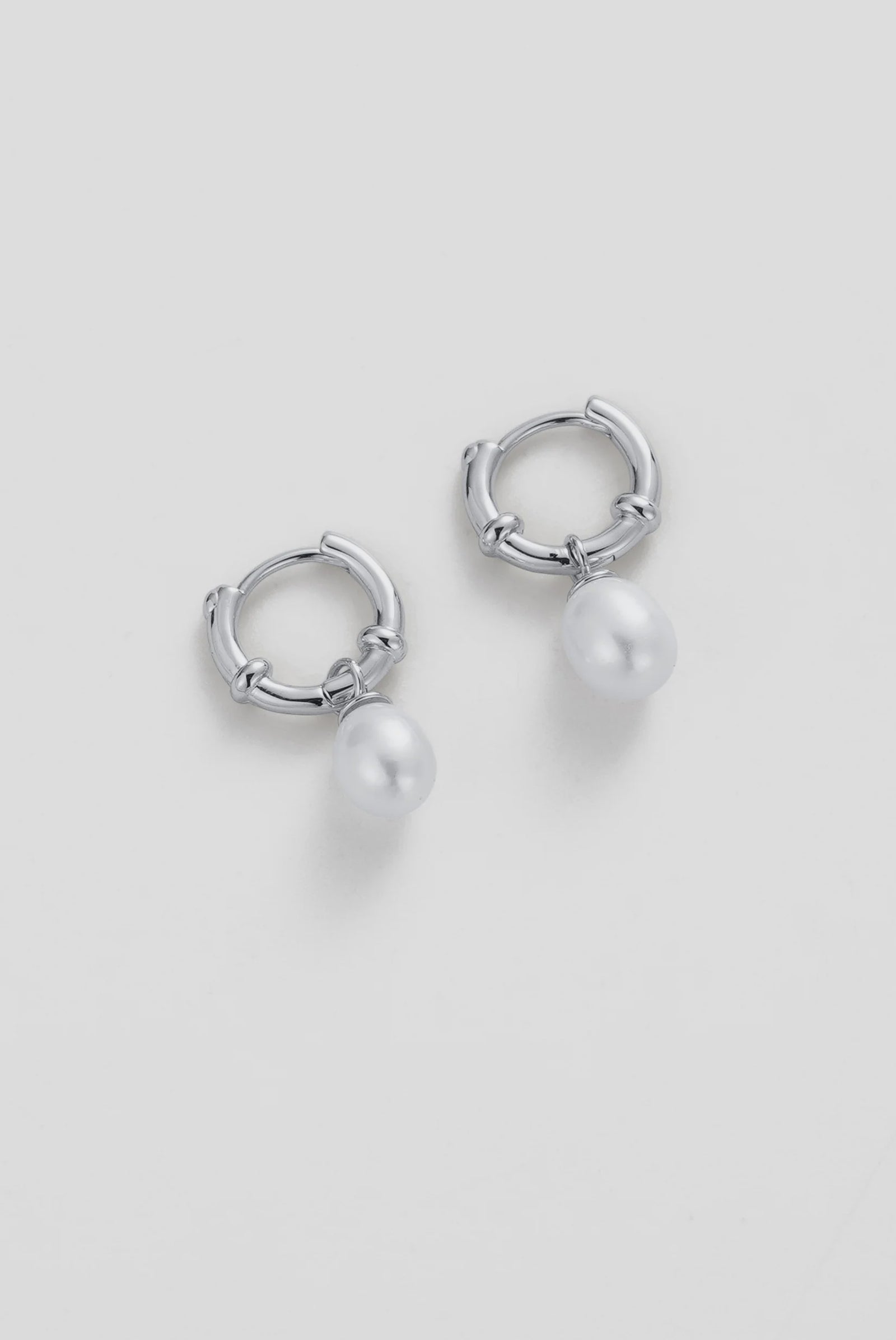 ZAFINO Tessa Pearl Hoop Silver hoop earrings with pearl beads 7789