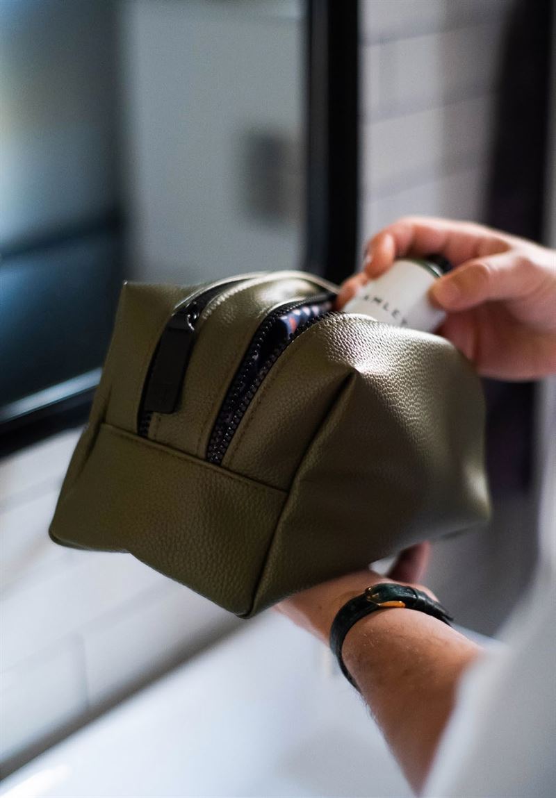 Caroline Gardner - Green - Large Travel Wash Bag Mens