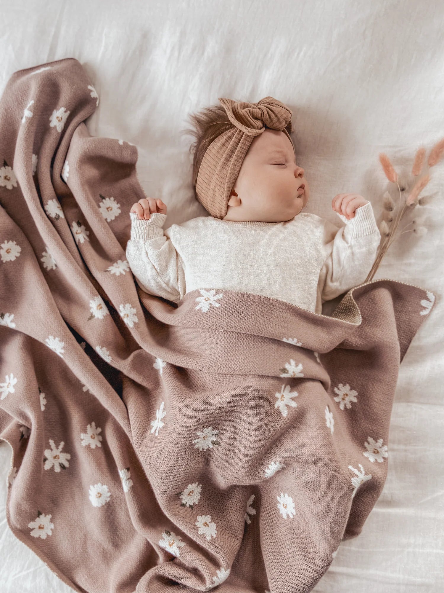 Over the Dandelions Daisy Organic Knit Blanket in Mushroom
