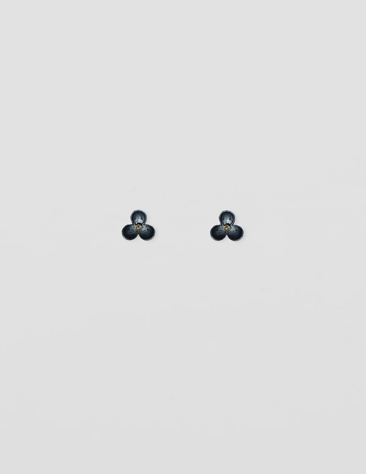 EARRING PETAL MINI FLOWER - BLACK
Stella Gemma
