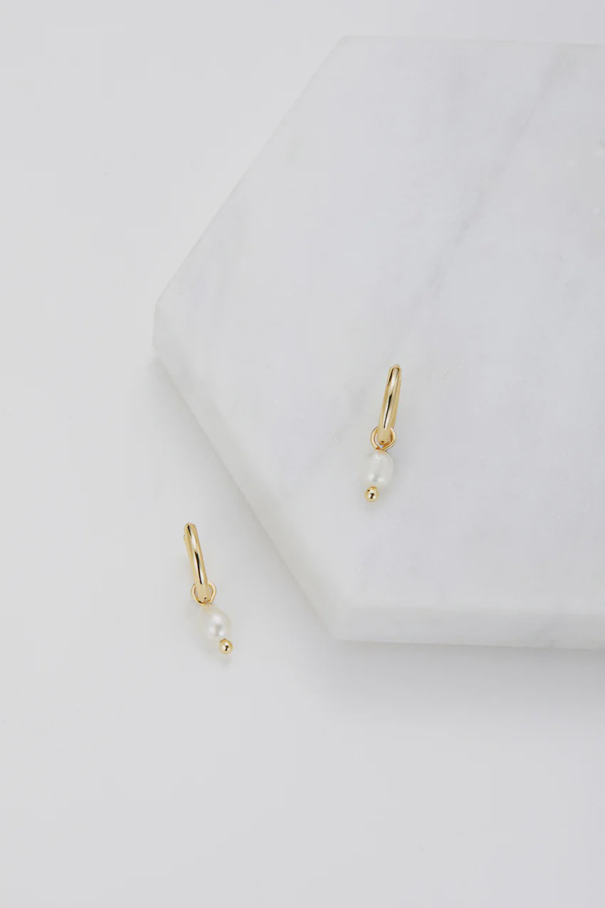Heidi Hoop - Gold - Pearl Earring