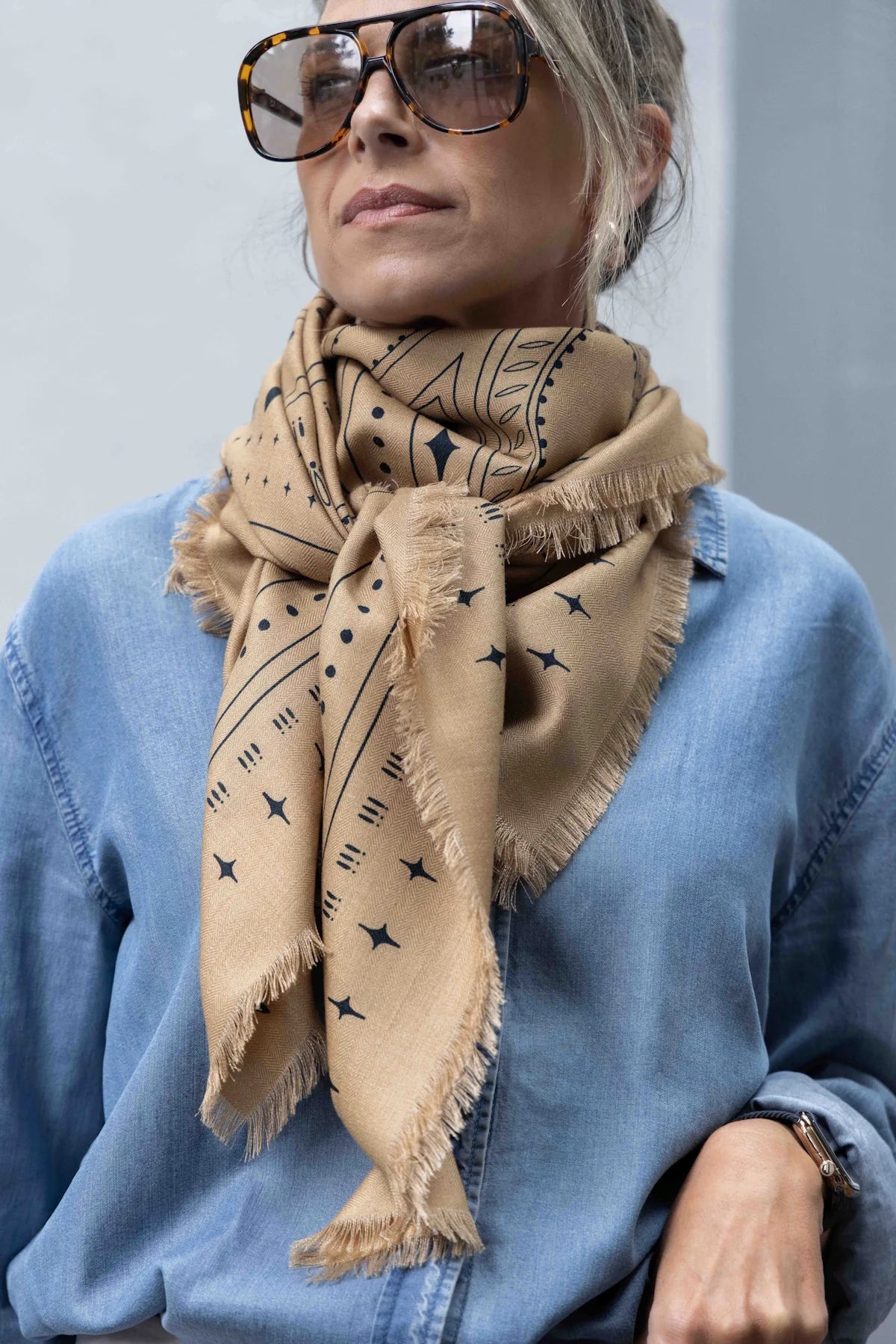 Dark Hampton x Ellie Compton THE HOLDENBeige scarf with black patterns