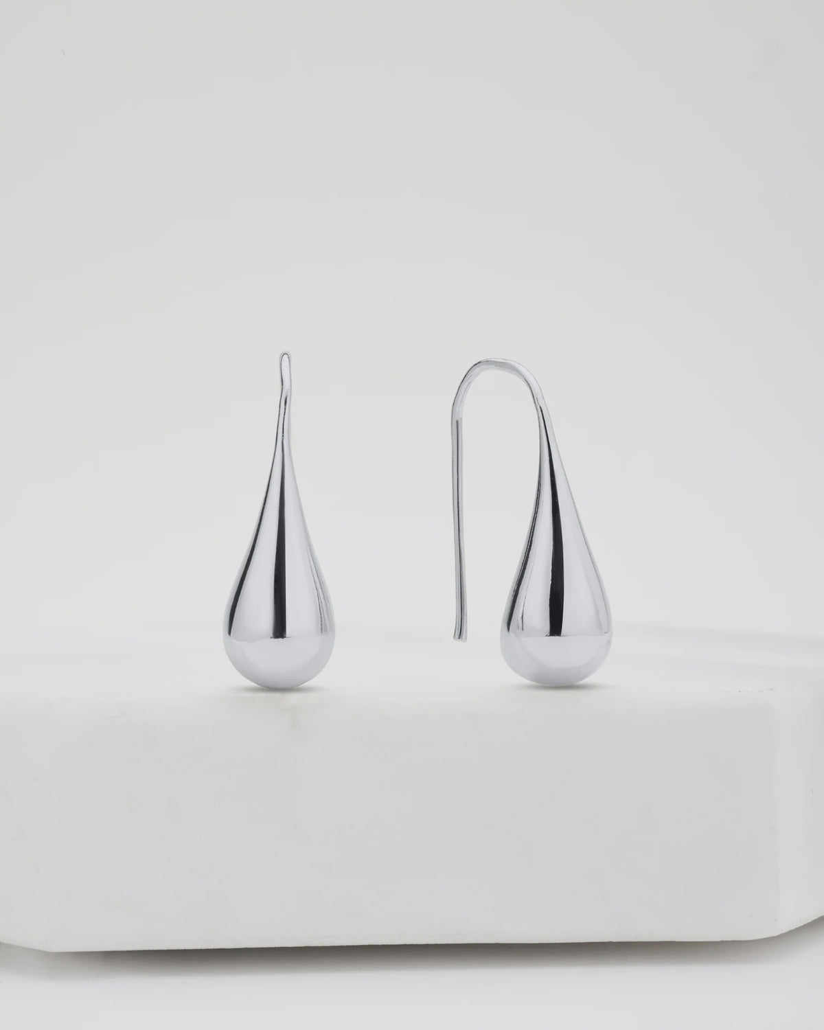 ZAFINO Sleek and sculptural, the Nova Earring features a fluid teardrop silhouette with a polished silver finish. Effortlessly elegant, this design makes a modern statement while remaining lightweight and comfortable for all-day wear. Perfect for elevating everyday outfits or adding a sophisticated touch to evening looks.
Metal: Silver Rhodium Plated on Brass

Dimensions: 6mm (W) x 25mm (L)

Water Resistant: Splash proof, not recommended to be worn in the ocean or pool