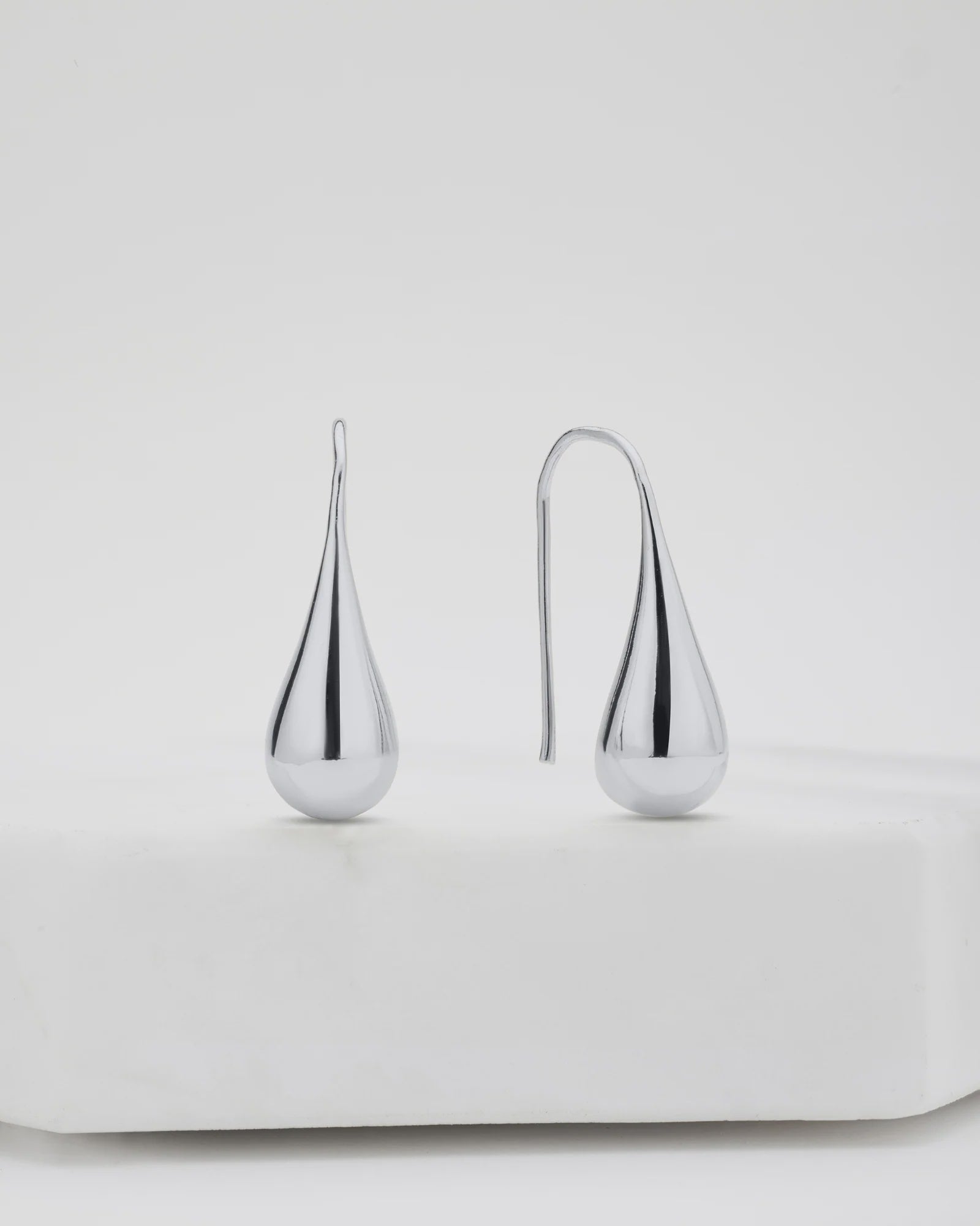 ZAFINO Sleek and sculptural, the Nova Earring features a fluid teardrop silhouette with a polished silver finish. Effortlessly elegant, this design makes a modern statement while remaining lightweight and comfortable for all-day wear. Perfect for elevating everyday outfits or adding a sophisticated touch to evening looks.
Metal: Silver Rhodium Plated on Brass

Dimensions: 6mm (W) x 25mm (L)

Water Resistant: Splash proof, not recommended to be worn in the ocean or pool