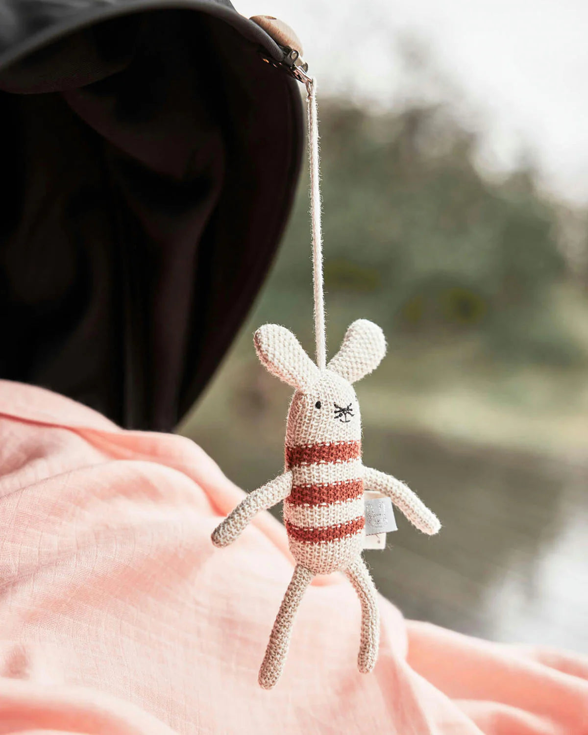 OYOY Musetti Mouse Pram Toy Clip - Offwhite 28cm Knitted mouse toy with a striped sweater