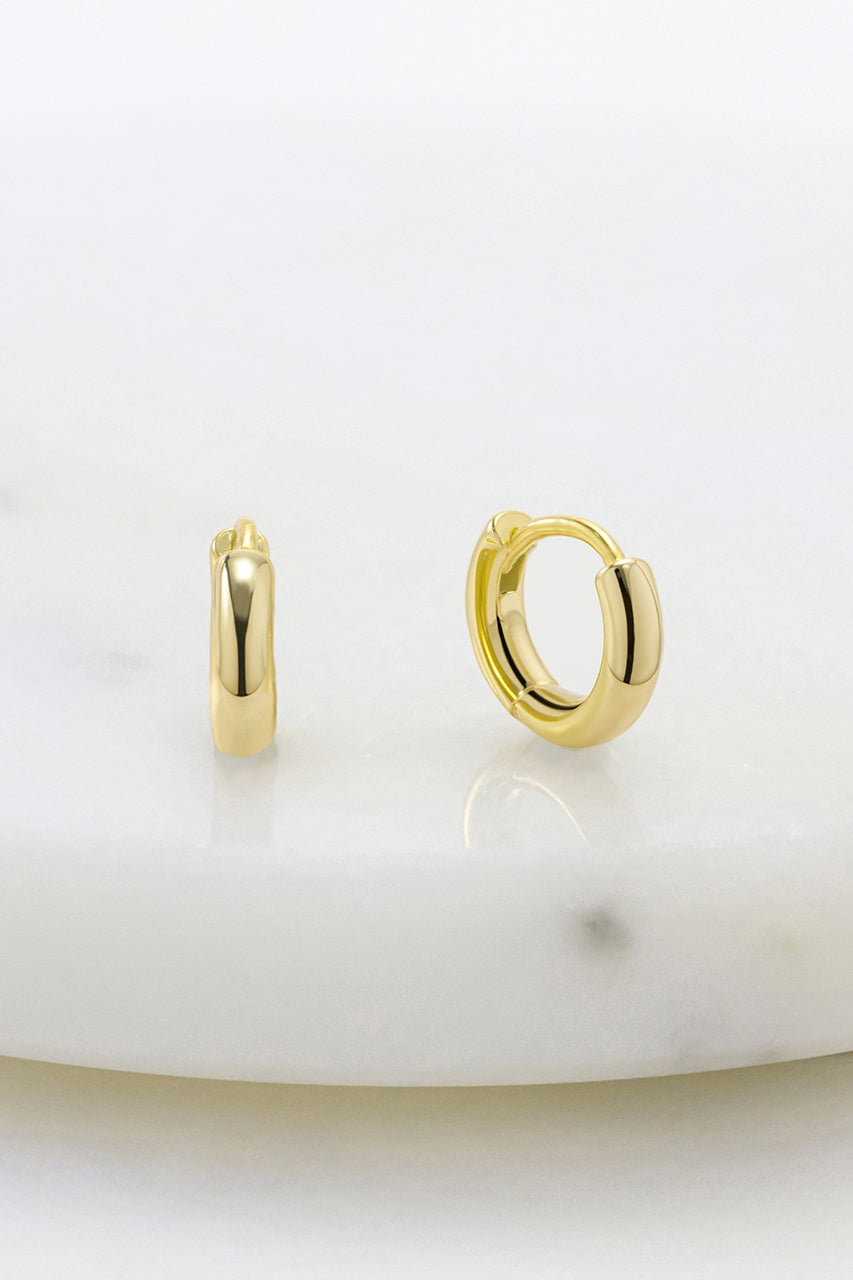 Suri Huggie - Gold - Earrings
