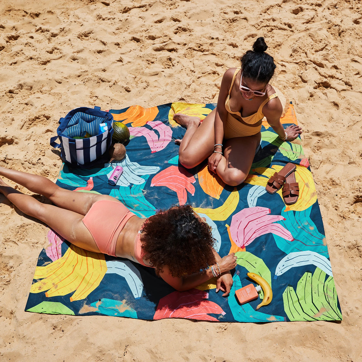 Dock & Bay Beach Blanket Large Bananarama Colorful banana-patterned picnic blanket