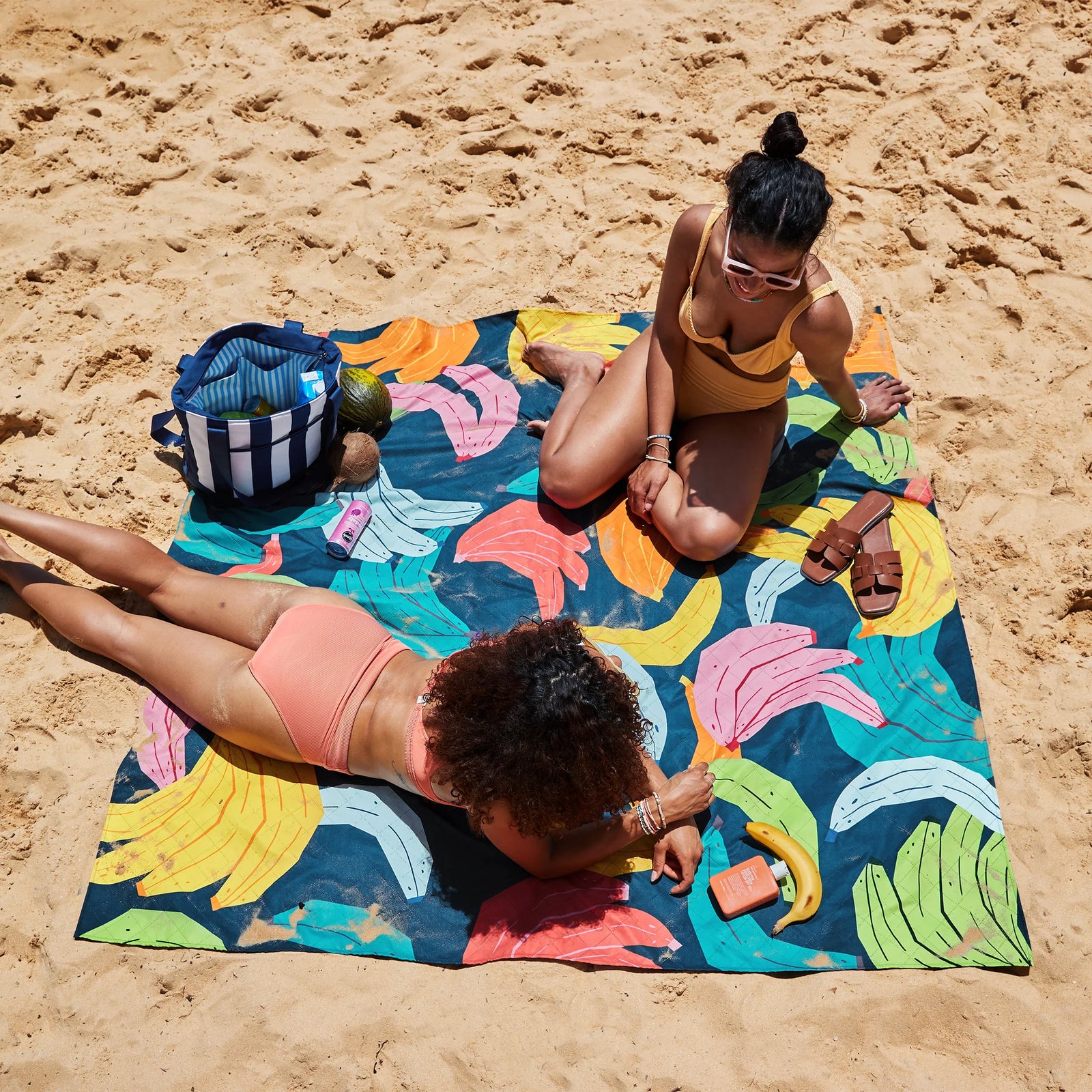 Dock & Bay Beach Blanket Large Bananarama Colorful banana-patterned picnic blanket