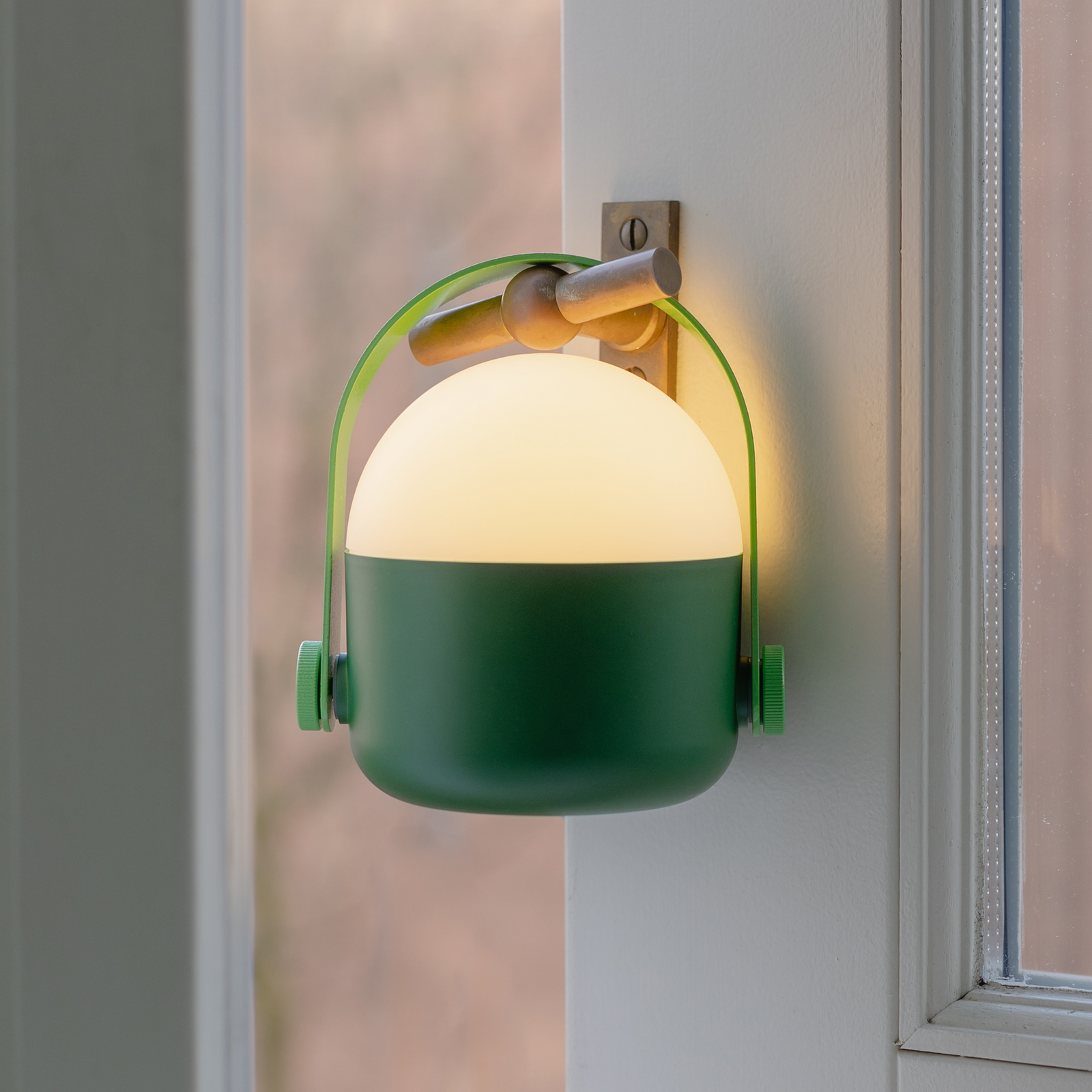 REMEMBER portable lamp with a handle Light Ole - Green