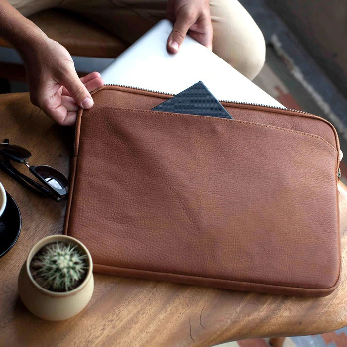 Duffle & Co Blackwell Tan Leather Sleeve